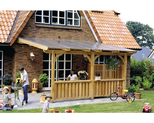 Famille sous un toit de terrasse en bois dans le jardin.