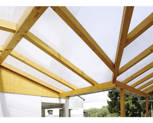 Toiture avec construction en bois et plaques de plastique transparentes