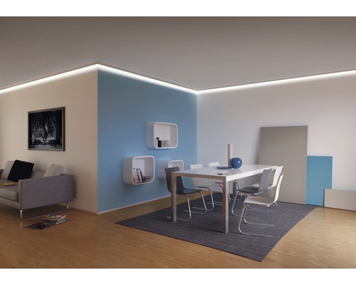 Wohnzimmer mit LED-Lichtleisten an der Decke, Esstisch, Stühlen und Regalen