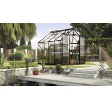 Gewächshaus im Garten mit Pflanzen, Gartenteich und Steinweg