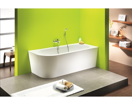 Salle de bains avec baignoire, robinetterie et étagères pour accessoires de bain