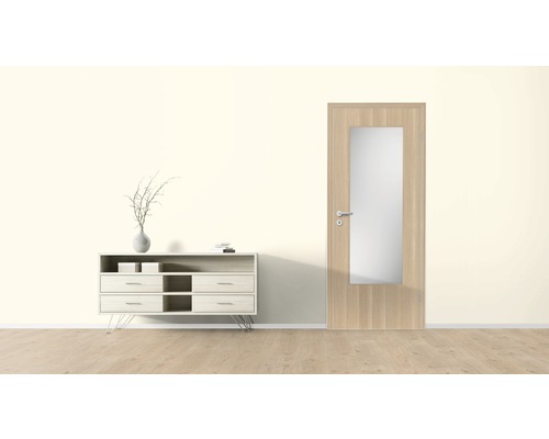 Intérieur clair avec commode et porte en verre