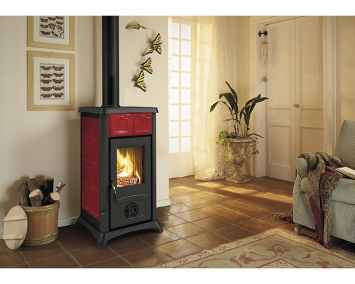 Salon confortable avec poêle à bois et panier à bûches