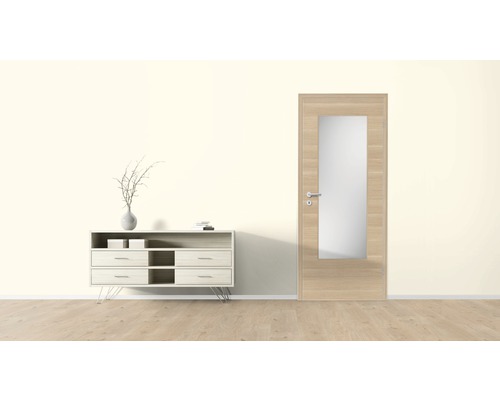 Pièce à vivre avec commode et porte intérieure à insert en verre