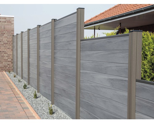 Clôture d''intimité grise en bois et plastique avec poteaux