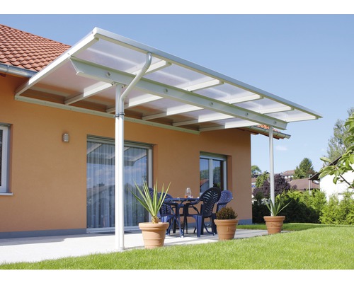 Terrassenüberdachung mit Tisch und Stühlen im Garten