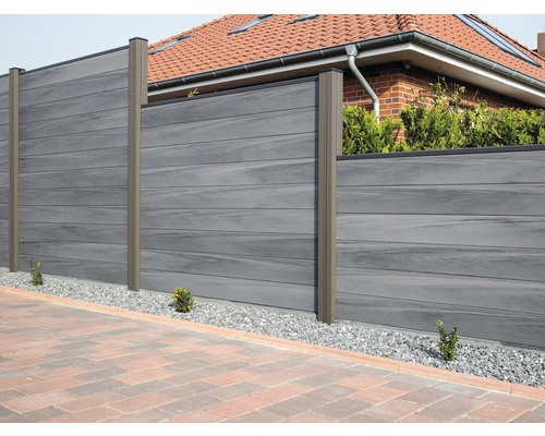 Clôture de jardin en WPC grise avec poteaux marron.