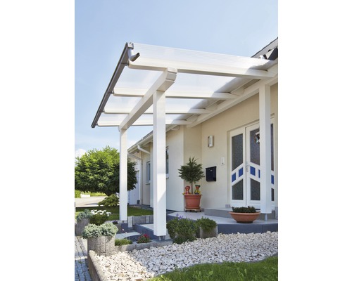 Hauseingang mit heller Terrassenüberdachung aus Holz und transparentem Dach