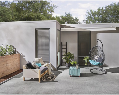 Terrasse avec sièges, protection solaire et plantes