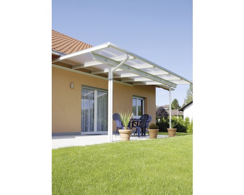 Toit de terrasse en aluminium et polycarbonate sur une maison d''habitation avec mobilier de jardin et pelouse