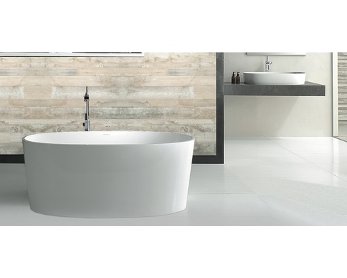 Badezimmer mit freistehender Badewanne und Waschtisch