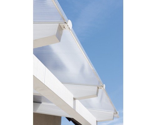 Vue détaillée d''un toit de terrasse avec des plaques transparentes et des supports blancs sur un ciel bleu