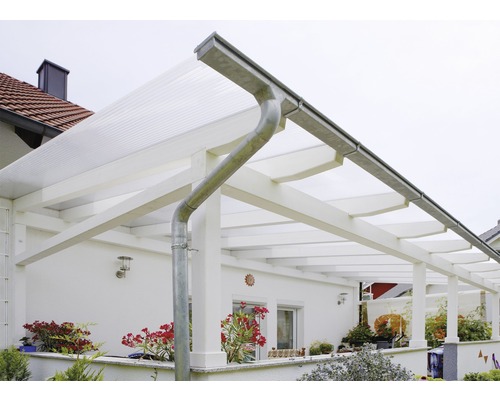 Terrasse couverte avec construction en bois blanc et gouttière