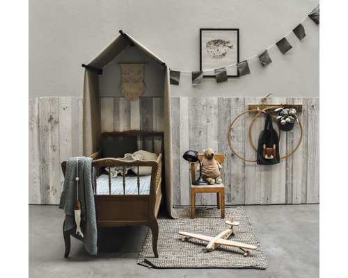 Kinderzimmer mit Bett, Dekoration und Spielzeug