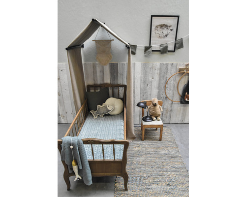 Kinderzimmer mit Himmelbett, Stuhl und Teppich