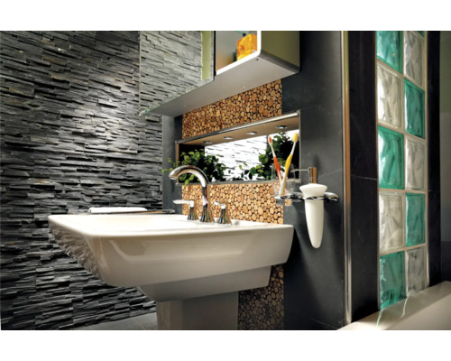 Salle de bains avec lavabo, robinetterie, miroir, revêtement mural en pierre et pavés de verre