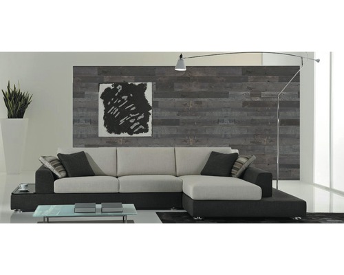 Salon avec canapé, panneaux muraux et œuvre d''art