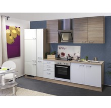 Cuisine complète avec éléments hauts et bas et appareils électriques dans un appartement moderne.