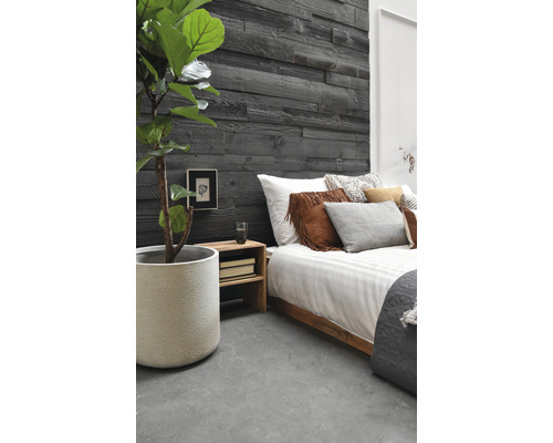 Chambre à coucher avec panneaux muraux en bois, lit et plante d''intérieur en pot.