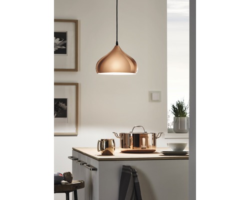 Scène de cuisine avec suspension et ustensiles de cuisine