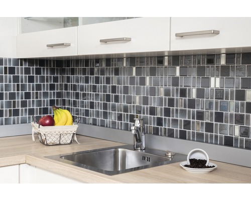 Évier de cuisine avec mur en carreaux de mosaïque