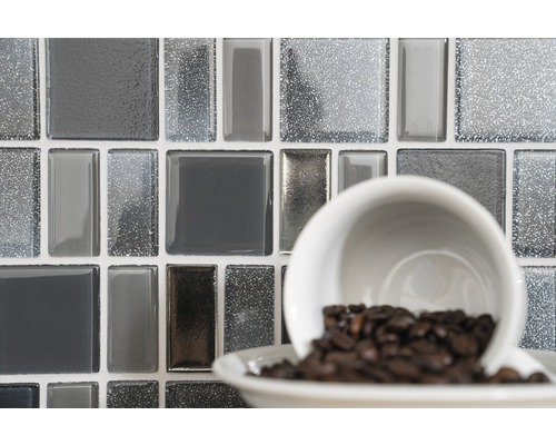 Carreaux de mosaïque gris avec tasse à café et grains de café