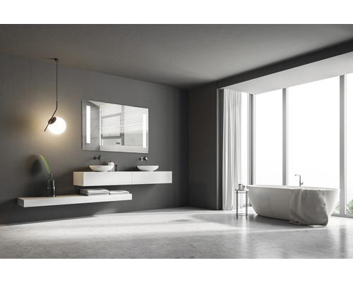 Salle de bain avec baignoire, lavabo, miroir et grande fenêtre pour une ambiance lumineuse