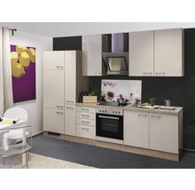 Cuisine complète avec placards intégrés, évier, cuisinière et hotte aspirante.