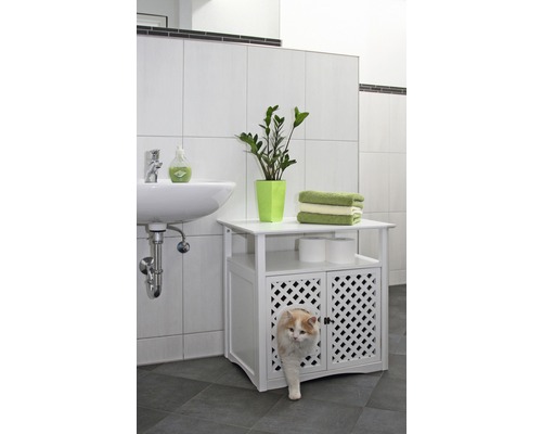 Badezimmer mit Waschbeckenunterschrank, Pflanze, Handtüchern und Katze