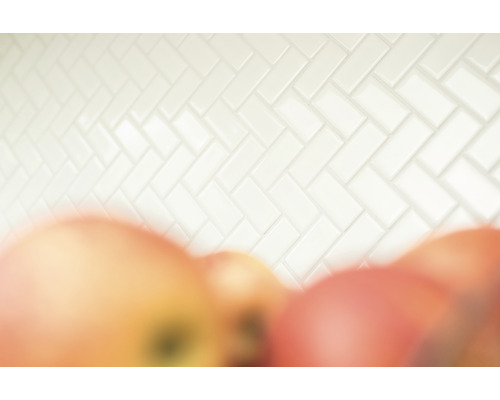 Mur de carreaux blancs en motif à chevrons