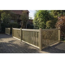 Clôture en bois dans le jardin