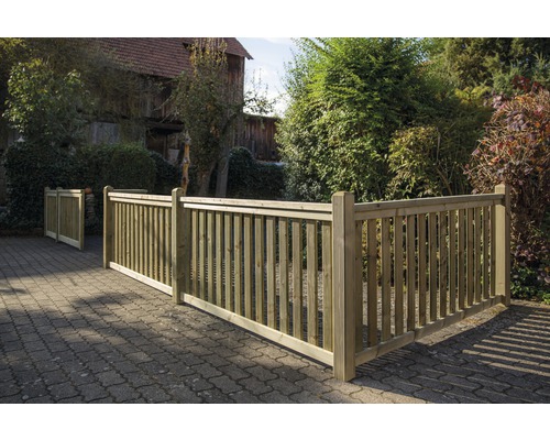 Clôture en bois dans le jardin