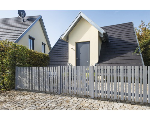 Haus mit Holzzaun zur Strassenseite
