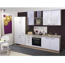 Moderne Küche mit weißen Schränken, Dunstabzugshaube und Spüle.