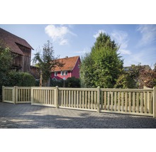 Clôture en bois devant une maison