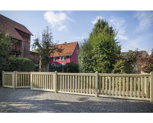 Clôture en bois devant une maison