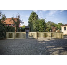 Clôture en bois avec portail ouvert dans le jardin