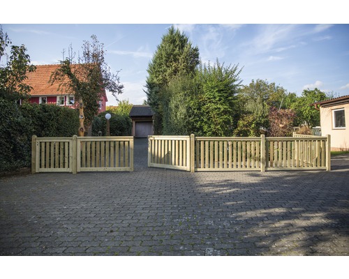 Clôture en bois avec portail ouvert dans le jardin