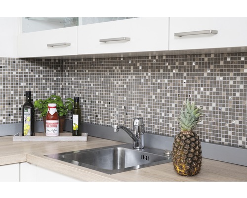 Cuisine claire avec évier, mosaïque et ustensiles de cuisine