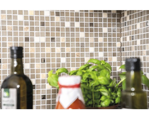 Mur de carreaux de mosaïque dans la cuisine avec de l''huile d''olive et du basilic