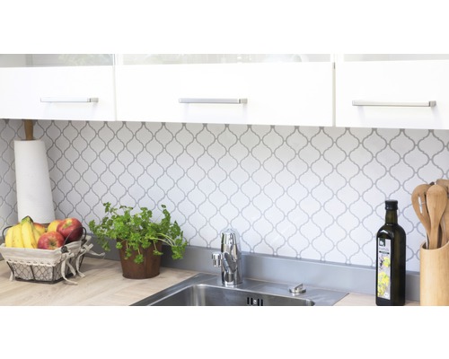 Küchenszene mit Spüle, Armatur, Fliesen und Küchenutensilien