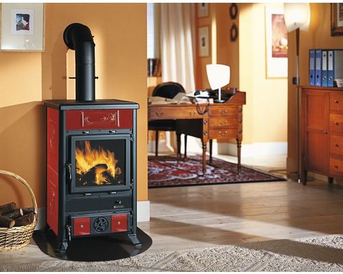 Poêle à bois avec feu dans le salon