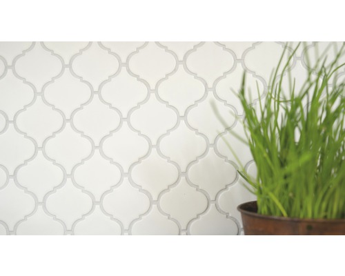 Muster aus weißen Fliesen im arabischen Stil