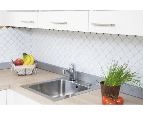 Küchenszene mit Spüle, Armatur und dekorativer Rückwand