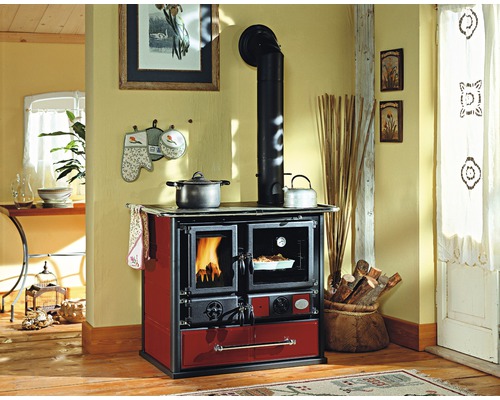 Cuisinière à bois dans une cuisine avec casserole et bouilloire.