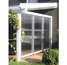 Terrasse couverte avec panneaux en plastique transparent et plancher en bois.