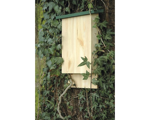 Fledermauskasten aus Holz an einem Baum