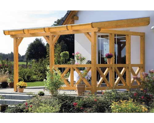 Toit de terrasse en bois avec clôture décorative en bois sur une maison