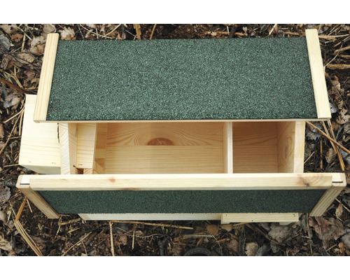 Offene Holzvogelhaus mit Dachpappe