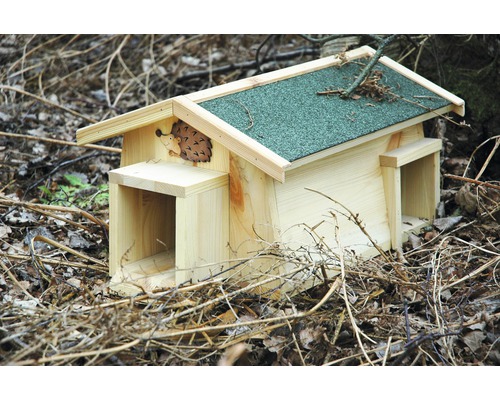 Igelhaus aus Holz mit zwei Eingängen und Igel-Dekoration